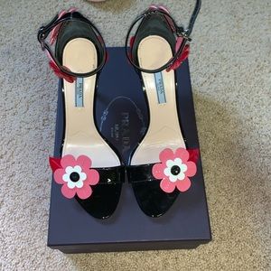 Prada patent leather flower sandal - 38.5
